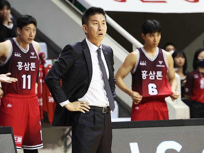 김상식 안양 KGC인삼공사 감독이 25일 안양실내체육관에서 열린 2022~2023 SKT 에이닷 프로농구 챔피언결정전 1차전 서울 SK와 경기에서 경기를 지켜보고 있다.   안양 | 연합뉴스