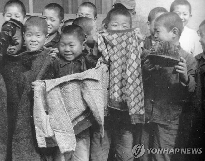 1952년 옷가지를 선물 받고 즐거워하는 보육원 원아들 [연합뉴스 자료사진]