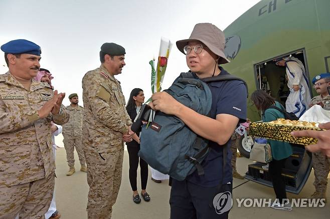 사우디에 도착하는 수단 교민 (제다 AFP=연합뉴스) 북아프리카 수단에서 군벌 간 무력 충돌 사태로 고립됐던 교민들이 24일(현지시간) 사우디아라비아 제다 공항에 우리 군용기편으로 도착하고 있다. 2023.4.25 photo@yna.co.kr