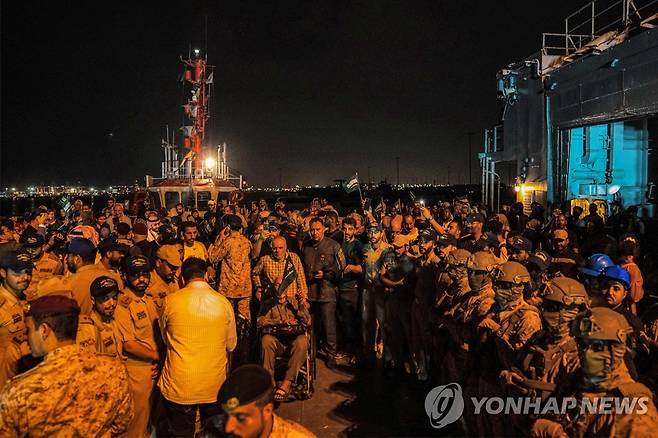 수단을 탈출해 사우디아라비아 제다의 해군기지에 도착한 사람들. [AFP 연합뉴스 자료사진. 재판매 및 DB 금지]