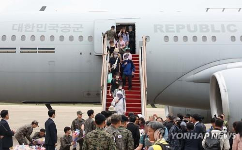 서울공항 도착한 수단 탈출 교민들     (성남=연합뉴스) 군벌 간 무력 충돌로 고립됐다가 우리 정부의 '프라미스(Promise·약속)' 작전을 
통해 철수한 수단 교민들이 25일 경기 성남시 서울공항으로 입국하고 있다. 2023.4.25 [사진공동취재단]
    photo@yna.co.kr