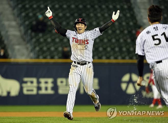 오지환의 날 ‘내가 끝냈어’ (서울=연합뉴스) 윤동진 기자 = 25일 오후 서울 잠실야구장에서 열린 2023 KBO리그 SSG 랜더스 대 LG 트윈스 경기. 9회 말 1사 2루 때 LG 오지환이 끝내기 안타를 친 후 기뻐하고 있다. 2023.4.25 mon@yna.co.kr