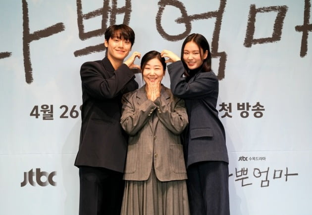 Lee Do-hyun, who developed between Lim Ji-yeon and his lover in Netflix Douglas, emphasized that the character in Bad Mother is completely different from his previous work Douglas.On the 26th, JTBCs new Wednesday-Thursday evening drama Bad Mother production a presentation was broadcast live online.The ceremony was attended by actors Ra Mi-ran, Lee Do-hyun, actor Ahn Eun-jin and director Sim Nayeon.Bad Mother is a Mother Young-sun who was forced to become The Good Bad Mother for her child.(Ra Mi-ran) and Unexpected Heroes, and the son-in-law (Lee Do-hyun) who became an iPad.The director of Monster Sim Nayeon, who won the honor of the drama award of the 57th Baeksang Arts Grand Prize, directed the film, and Bae Se-young, who was recognized for his work in films such as Life is Beautiful, Extreme Job and Perfect Other I took it.Director Sim Nayeon said, I have a title called Bad Mother, but there are stories about Mother and Daughter, Mother and son, as well as Mother.It is not too heavy, it is a drama that can be seen easily. When asked why he was in charge of directing, Sim said, I wanted to do a different genre than my previous work.Thrillers and genres have a lot of emotional exhaustion, but I thought this work could fill emotions. As for the meaning of the title Bad Mother, he said, Its not really bad. There are parts that can not be read for children and can not help but be bad.Its for the iPad after all, and I think Im thinking a lot about myself, even if Im right or wrong. Young-sun!, Played by Ra Mi-ran, is a person who has raised son by running Porco RossoFarm alone and wants to become The Good Bad Mother in order not to pass on the pain caused by poverty and ignorance.Ra Mi-ran said, I had to choose. I had to hang on to it. I think its the first time Ive read a script so fast that Ive lost track of time. The characters are so lovely and the story is so fast.I thought it would be an obvious story, but I read the script that was given to me at the same time, he said.Ra Mi-ran, who married Kim Jin-gu, a former manager of Shin Sung-woo in 2002, is actually a good mother. He said, I hear a lot of good mothers for my children.Young-sun! Is not a better mother than The Good Bad Mother, he said.Ra Mi-rans son Kim Geun-woo is a cyclist who won a silver medal in the mens 1km time-trail race at the 28th Junior Asian Track Cycling Championships.Lee Do-hyun has been a cold-blooded test with his own secrets, but he is divided into Choi Kang-ho! Who became a young iPad in the accident of Unexpected Heroes and lived a new life with The Good Bad Mother.Lee Do-hyun, who played a 7-year-old iPad, said, I did a lot of work to adjust the water level because I thought it would be less authentic if the iPad looked too exaggerated. It was not easy, but it was fun.As I played a 7-year-old young iPad, I laughed a lot and brightened myself. Lee Do-hyun said, Its quite different. Kang Ho has a very colorful side. I grew up under a good mother, so I can see the bad son.I think its the son of the mother. In the end, it was good.When asked about his acting chemistry with Lee Do-hyun, Ra Mi-ran joked, Theyre Feelings like theyve met the best partner. I think its the first time Ive had a son whos acted with me for a long time, adding, The score is 25 out of 100.When I wasnt filming, he neglected me. I even became 100% son, he explained.Lee Do-hyun said, This is why I am called The Good Bad Mother. I also have 25 points. It was so fun to shoot with sister. It was hard to find the sentiment line, but my senior had a good career.Im not in control, he said.Ahn Eun-jin plays Choi Kang-ho!s longtime friend and only resting place Lee Mi-joo.As the owner of a personality that can not tolerate injustice, he is reunited with Choi Kang-ho! Who became an iPad in his hometown.Ahn Eun-jin said that he had a lot of pressure on the acting of the dialect.When I did my first full script reading, I saw my seniors acting and I thought I would just have to rust here. It was getting easier and easier to shoot.About the relationship with Kangho in the drama, Ahn Eun-jin explained, It was difficult to twist Kangho, but I go to the end with a firm belief that it is the opponent of destiny. Lee Do-hyun said, Kangho also likes the Americas very much.Without the Americas, I would have done everything I could to make it bigger. Bad Mother is a total of 14 episodes and will be broadcasted at 10:30 pm on the 26th.