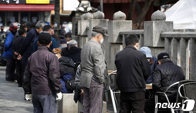 지난달 서울 종로구 탑골공원 인근에서 어르신들이 장기를 구경하고 있다. 2021.3.3/뉴스1 ⓒ News1 이승배 기자