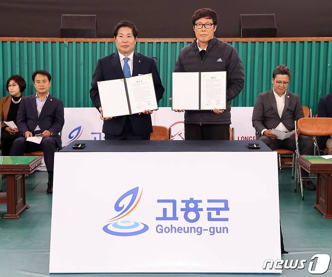 공영민 고흥군수(왼쪽)와 차범근 전 감독이  고흥군 차범근 축구교실' 업무협약을 체결했다(고흥군 제공)2023.4.26/뉴스1