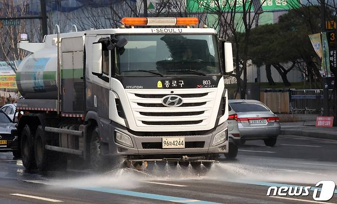 수도권에 고농도 미세먼지 비상저감조치가 실시되자 서울 종로구 세종대로에서 고압살수차가 운행되고 있다. 2023.3.20/뉴스1 ⓒ News1 조태형 기자