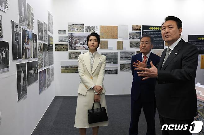 윤석열 대통령과 김건희 여사가 4월1일 오후 대구 서문시장에서 열린 서문시장 100주년 기념 특별사진전을 관람하고 있다. 가운데는 홍준표 대구시장. (대통령실 제공) (사진은 기사 내용과 무관함) / 2023.4.1/뉴스1 ⓒ News1 오대일 기자