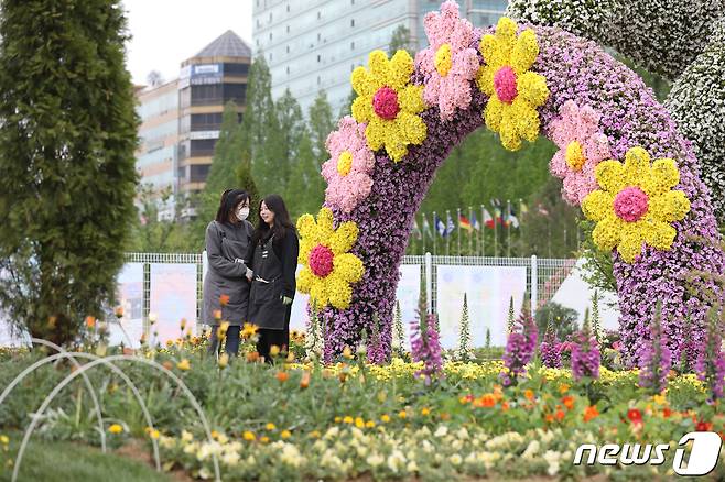 26일 경기도 고양시 일산호수공원에서 열린 2023 고양국제꽃박람회 프레스데이에서 꽃으로 만든 조형물 등이 전시돼 있다. 27일부터 오는 5월8일까지 일산호수공원에서 열리는 이번 박람회에는 해외 25개국이 참가한다. 2023.4.26/뉴스1 ⓒ News1 이승배 기자