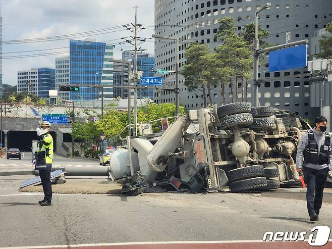 경기 화성시 동탄신도시 믹서트럭 전도 사고 현장.(독자제공)