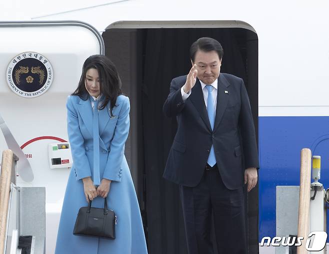 5박7일 일정으로 미국을 국빈 방문하는 윤석열 대통령과 김건희 여사가 24일 오후 경기 성남시 서울공항을 통해 출국하고 있다. 윤 대통령은 오는 26일 백악관에서 정상회담을 갖고 한미동맹의 경제·안보 발전 방향을 논의할 예정이다. 2023.4.24/뉴스1 ⓒ News1 신웅수 기자