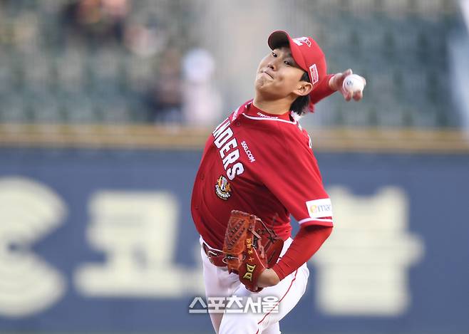 [포토] 송영진 '힘찬 투구' SSG 선발투수 송영진이 26일 잠실야구장에서 열린 2023 KBO리그 LG와 경기에서 역투하고 있다.  2023. 4. 26. 잠실 | 최승섭기자 thunder@sportsseoul.com