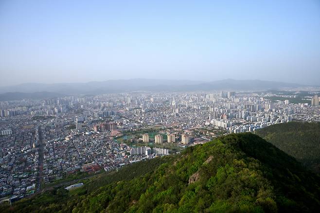 ◇앞산공원 전마대에서 바라본 대구 도심 모습. 야경이 아름다워 가족나들이 코스로 인기를 얻고 있다. 사진제공=지엔씨21