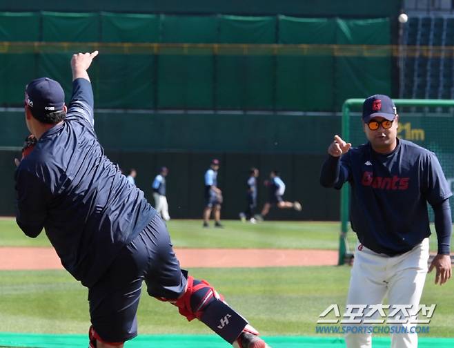 약점 극복 위해 애쓰고 있는 유강남. 부산=정재근 기자 cjg@sportschosun.com