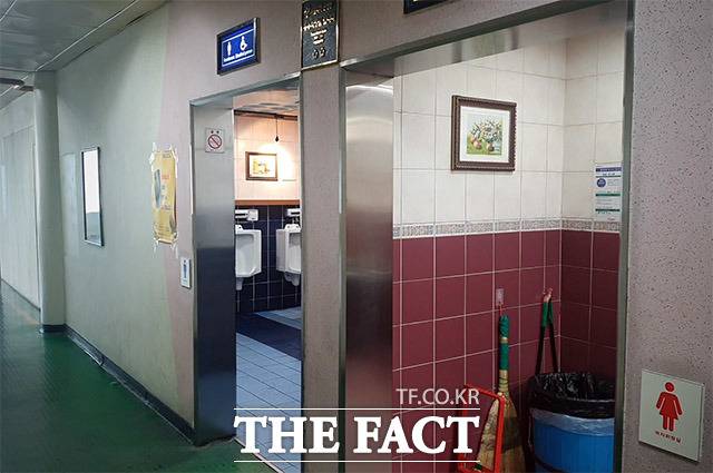 20일 오후 서울 광진구 동서울터미널의 한 남녀화장실. 외부에서 남자 소변기가 훤히 보이고 있다. /이덕인 기자