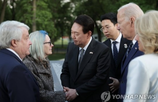 미국을 국빈 방문한 윤석열 대통령과 김건희 여사가 조 바이든 미국 대통령 내외와 함께 25일(현지시간) 워싱턴DC 한국전참전용사기념공원에서 루터 스토리 상병의 유족을 위로하고 있다. [사진출처=연합뉴스]