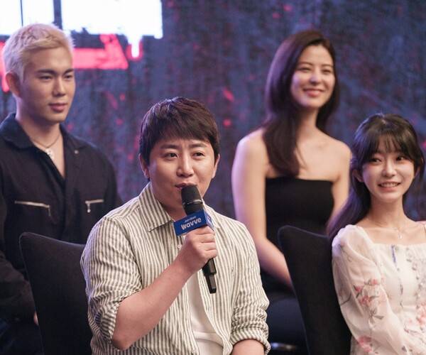 방송인 겸 포커플레이어 홍진호가 취재진의 질의에 답변하고 있다. (사진=웨이브)