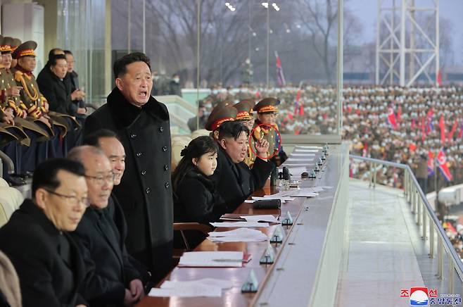 북한 김정은 국무위원장이 지난 2월 17일 광명성절을 기념하여 진행된 내각과 국방성 직원들 사이의 체육경기를 딸 김주애와 여동생인 김여정 노동당 부부장과 함께 관람했다고 조선중앙통신이 18일 보도했다. 흡연자인 김정은(붉은 원)이 딸 옆에서도 멈추지 않고 담배를 피우고 있다. /조선중앙통신 홈페이지 캡처