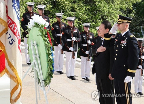 '무명용사탑 헌화'…윤 대통령, 워싱턴DC 알링턴 국립묘지 참배. [워싱턴=연합뉴스]