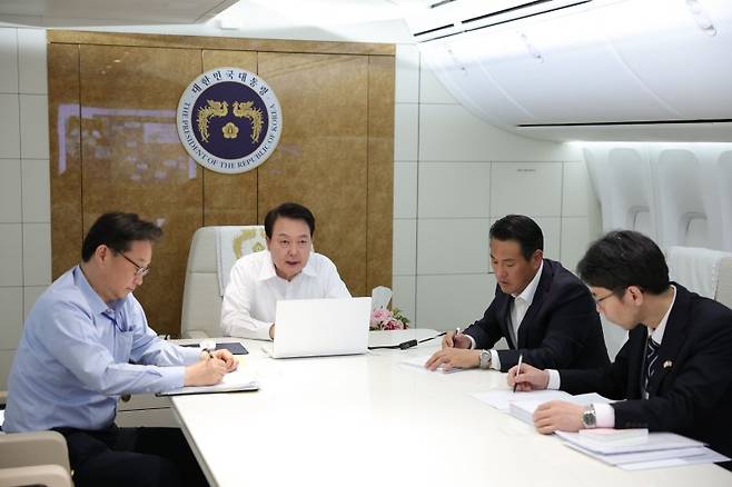 (윤석열 대통령이 24일 국빈 방문국인 미국으로 향하는 공군 1호기에서 수단 교민 철수 작전 관련 화상회의를 주재하고 있다. 대통령실 홈페이지