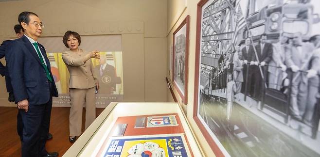 한덕수 국무총리가 25일 오후 서울 종로구 대한민국역사박물관을 방문해 한미동맹 70주년 기념 특별전 '같이 갑시다'를 방문해 남희숙 관장의 설명을 들으며 전시물을 관람하고 있다. 연합