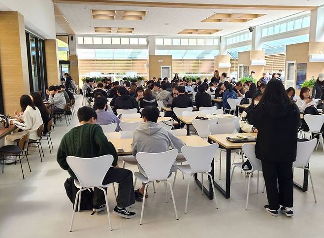 울산대학교 학생식당의 모습. 지난 2018년부터 지난해까지 시범사업으로 '천원의 아침밥'을 제공해오던 울산대가 올해는 재원 부족으로 사업을 중단했다. 하지만 총동문회가 연간 3000만원가량인 학교측의 비용까지 부담하기로 하고, 울산대 노동조합까지 힘을 보태면서 오는 5월부터 아침밥을 제공할 수 있게 됐다. /사진=울산대학교 제공