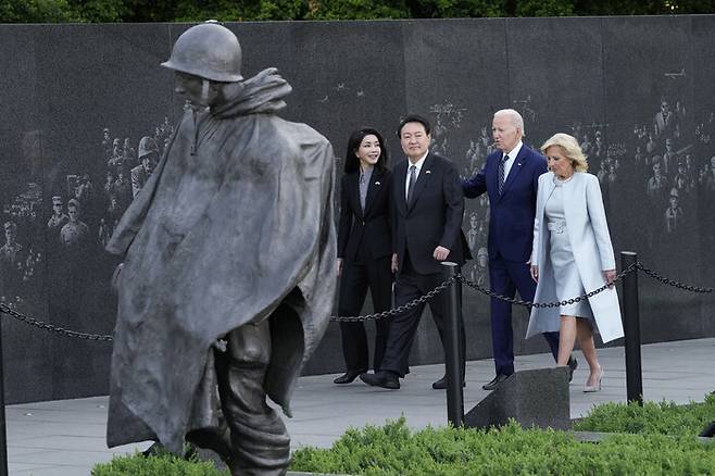 윤석열 대통령 부부와 조 바이든 미국 대통령 부부가 25일 워싱턴 한국전쟁 기념비를 찾아 함께 걷고 있다. 워싱턴/AP 연합뉴스