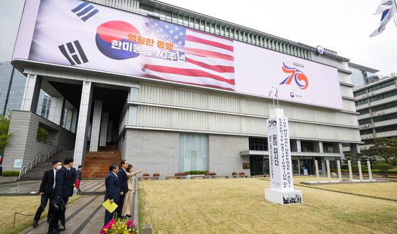 한덕수 국무총리가 25일 오후 서울 종로구 대한민국역사박물관을 방문해 한미동맹 70주년 기념 특별전 '같이 갑시다'의 하나로 외부에 전시된 조형물을 살펴보고 있다. 연합뉴스