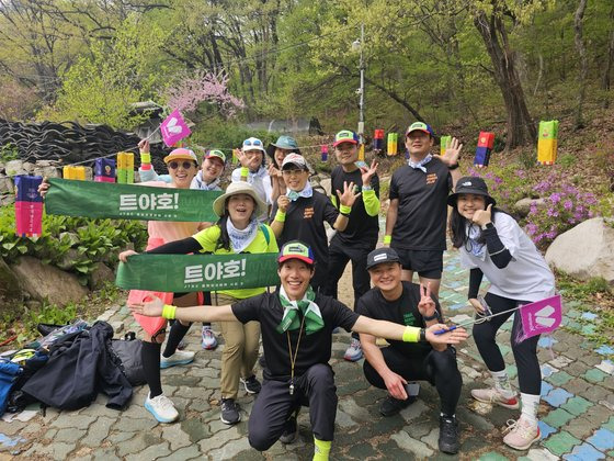 서울둘레길 완주 100일 걷기 챌린지 'X맨을 찾아라' 이벤트를 즐기는 참가자들. 사진 마피아(마라톤을 피크닉처럼 즐기는 아이들)