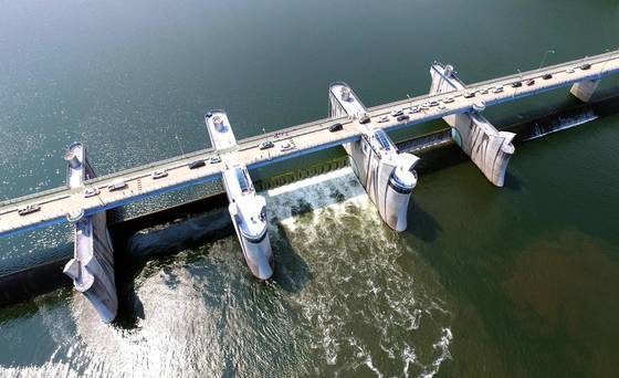 지난 2017년 6월 1일 경남 창녕함안보의 수문이 열리면서 낙동강이 세차게 흐르고 있다. 연합뉴스