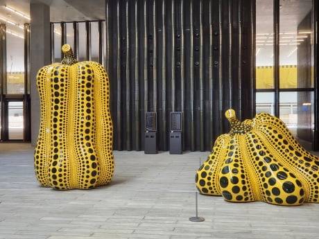 전시장 밖에 설치된 쿠사마의 대규모 호박 조형물 신작.