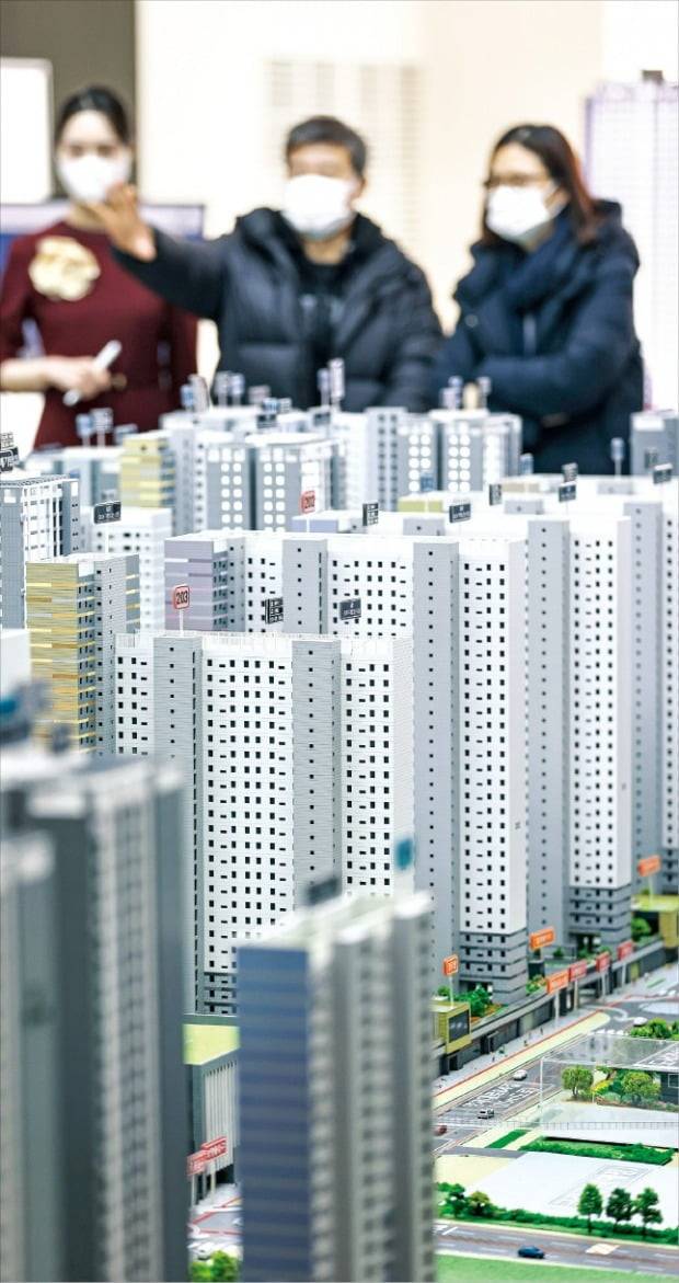 가격, 거래량, 미분양 등 부동산시장 지표가 제각각이어서 수요자는 혼란스럽다. 전문가들은 가격이 하락한 생활권 주변 기존 아파트를 매수하거나 청약통장을 활용해 2분기 내집 마련에 나설 것을 주문하고 있다. 사진은 지난해 말 분양한 서울 둔촌동 올림픽파크 포레온 모델하우스.  연합뉴스