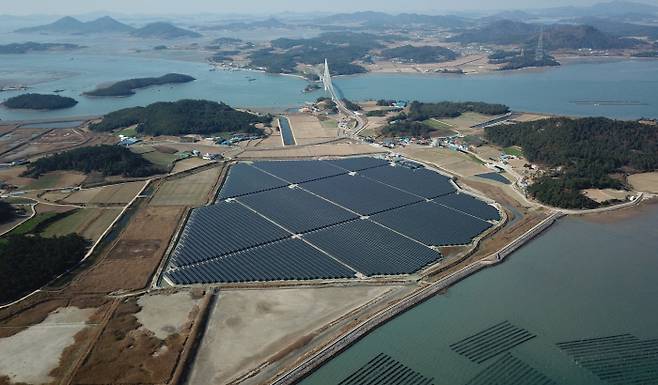 전남 신안군 자라도에 설치된 24MW 규모의 태양광 발전소 전경. 신안군 제공