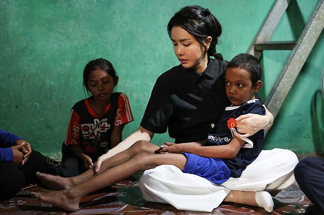 김건희 여사가 지난해 11월12일 프놈펜에서 선천성 심장질환 어린이를 위문하고 있다.  대통령실 제공
