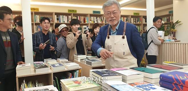 책방지기 문재인 전 대통령이 26일 경남 양산 평산책방에서 책들을 소개하고 있다. 김정훈 기자