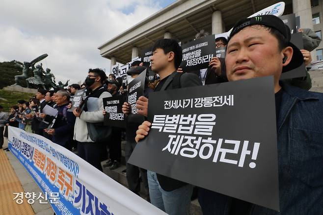 “전세사기 줄일 특별법을” 전세사기·깡통전세 피해자 전국대책위원회와 시민사회대책위 관계자들이 26일 국회 본청 계단에서 특별법 제정을 촉구하는 기자회견을 열고 있다. 한수빈 기자