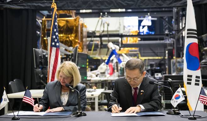 이종호 과학기술정보통신부 장관과 팸 멜로이 NASA 부국장이 '우주탐사·우주과학 협력을 위한 공동성명서'에 서명하는 모습. / 사진제공=미국항공우주국(NASA)