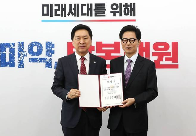 [서울=뉴시스] 전진환 기자 = 김기현 국민의힘 대표가 17일 오전 서울 여의도 국회에서 황정근 중앙윤리위원회 위원장에게 임명장을 수여 후 기념촬영을 하고 있다. 2023.04.17.