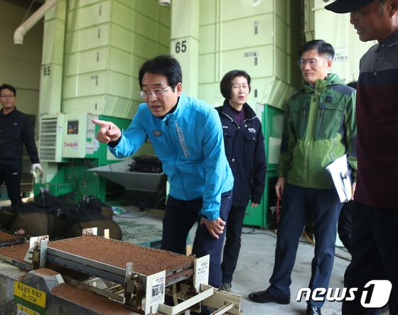 강진원 강진군수가 26일 공동육묘장을 찾아 농민들과 소통하고 있다./뉴스1