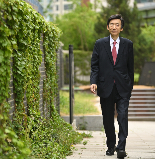 윤병세 전 외교부 장관이 지난 20일 서울 중구 문화일보 사옥 인근을 걸으며  “미·중 갈등이 깊어지면서 역사가 변곡점을 맞고 있다”고 언급하는 등 최근 국제정세를 평가하고 있다.  백동현 기자