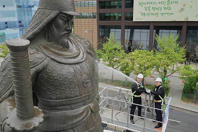 25일 박경귀 아산시장과 오세훈 서울시장이 서울 광화문 광장에서 장군 탄신 제478주년을 기념하는이순신 장군 동상 친수식을 거행했다. 사진=아산시 제공  *재판매 및 DB 금지