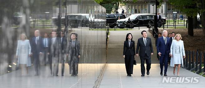 [워싱턴=뉴시스] 전신 기자 = 미국을 국빈 방문 중인 윤석열 대통령과 부인 김건희 여사가 조 바이든 미국 대통령 부부와 함께 25일(현지시간) 워싱턴DC 한국전쟁 참전용사 기념공원을 방문하고 있다. 2023.04.26. photo1006@newsis.com