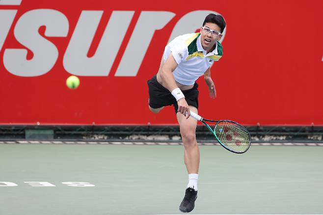 정현이 26일 서울 송파구 올림픽테니스경기장에서 열린 남자프로테니스(ATP) 투어 서울오픈 챌린저 대회에서 호주의 조던 톰프슨과 단식 32강 경기를 펼치고 있다. 연합뉴스