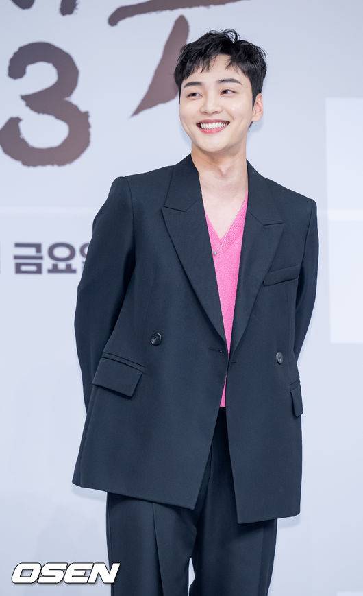 [OSEN=민경훈 기자]제작발표회에서 배우 김민재가 포즈를 취하고 있다. 2023.04.26 / rumi@osen.co.kr