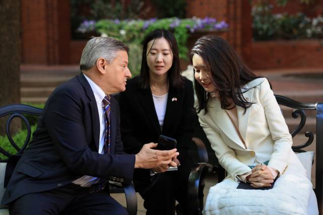 ▲미국을 국빈 방문한 윤석열 대통령의 부인 김건희 여사가 24일(현지시간) 워싱턴DC 백악관 영빈관 접견장에서 열린 글로벌기업 최고 경영진 접견에서 테드 서랜도스 넷플릭스 공동 최고경영자와 대화하고 있다. ⓒ연합뉴스