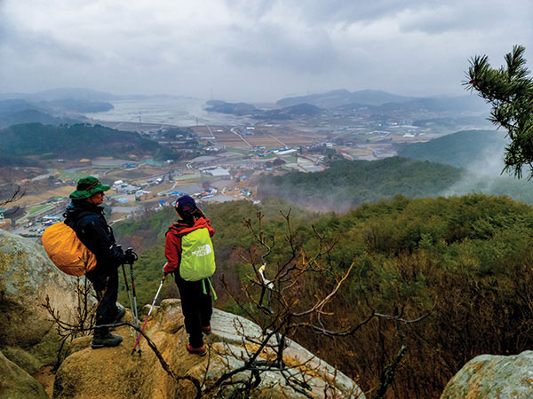 팔봉산 1봉에서 바라본 서해 가로림만 전경. 목가적인 농촌 풍경이 한 폭의 그림처럼 아름답다.