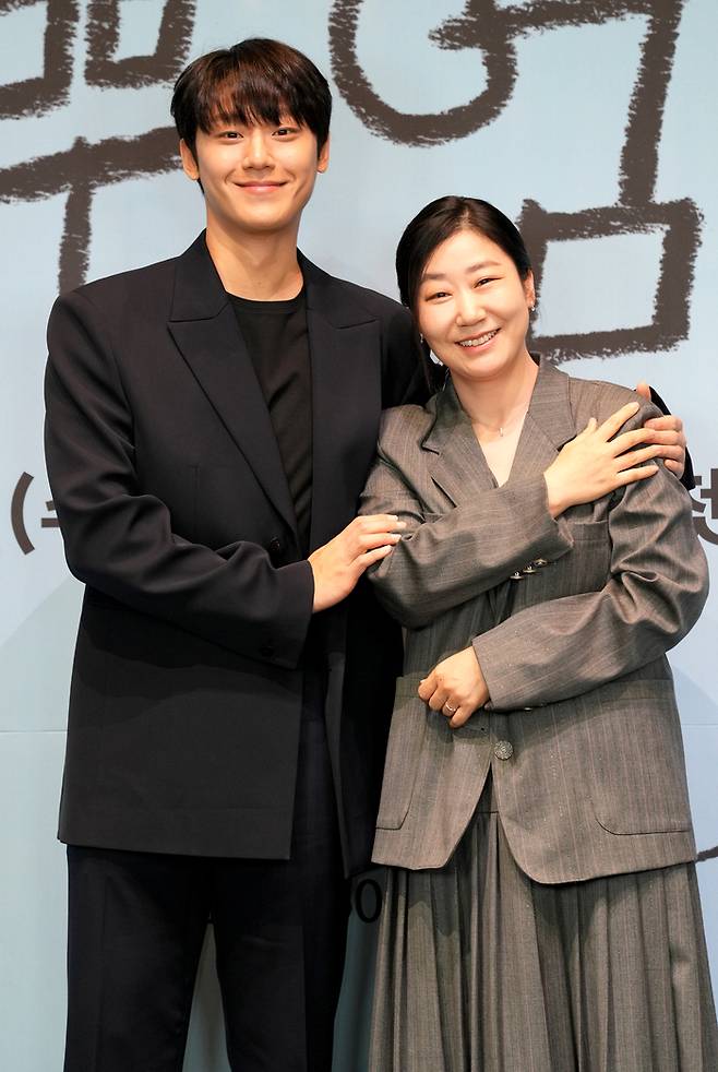 배우 이도현(왼쪽)과 라미란이 26일 온라인 생중계 형식으로 열린 JTBC 새 수목극 ‘나쁜엄마’ 제작발표회에 참석해 포즈를 취하고 있다. 사진 JTBC