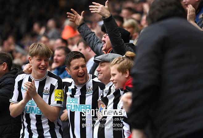 ▲ 토트넘전 대승에 기뻐하는 뉴캐슬 유나이티드 팬들.