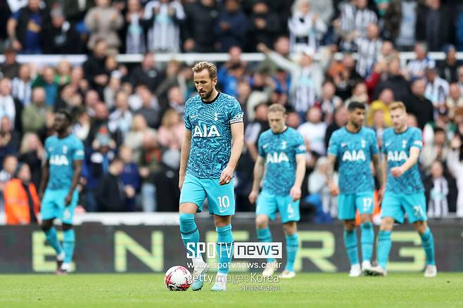 ▲ 대패에 고개숙인 해리 케인과 토트넘 선수단.