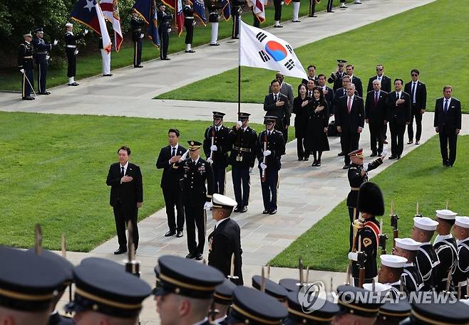 알링턴국립묘지에서 국기에 경례하는 윤석열 대통령 (워싱턴=연합뉴스) 임헌정 기자 = 미국을 국빈 방문한 윤석열 대통령과 김건희 여사가 25일 오전(현지시간) 워싱턴DC 인근 알링턴 국립묘지를 참배하며 국기에 경례하고 있다. 2023.4.25 kane@yna.co.kr