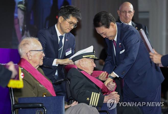 윤 대통령, 한국전 참전용사에게 무공 훈장 친수 (워싱턴=연합뉴스) 진성철 기자 = 미국을 국빈 방문한 윤석열 대통령이 25일(현지시간) 워싱턴DC 한 호텔에서 열린 한국전 참전용사 오찬에서 앨머 로이스 윌리엄스 예비역 해군 대령에게 무공훈장을 친수하고 있다. 2023.4.26 zjin@yna.co.kr